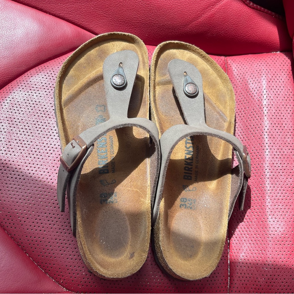 Birkenstock, Gizeh in Brown.